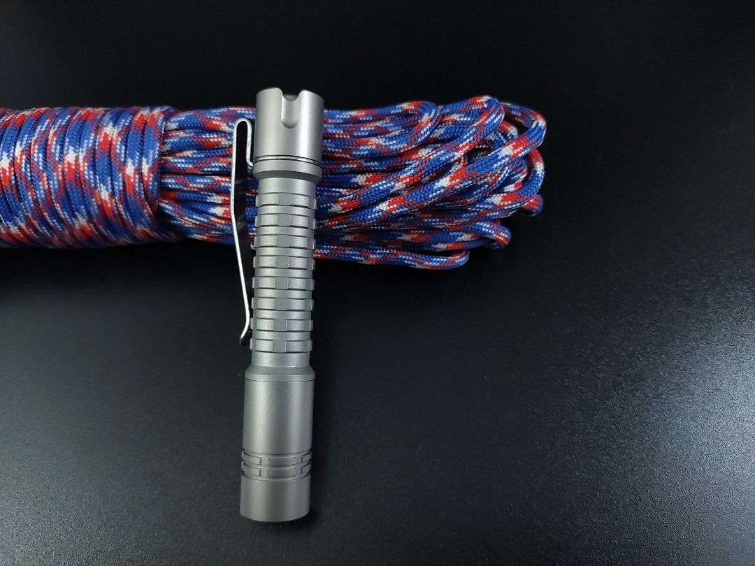 Mini Lampe Torche Pineanas Penlight - LED Nichia 519A 4000K - Laiton - 550 Lumens - Fonctionne Sur AAA
