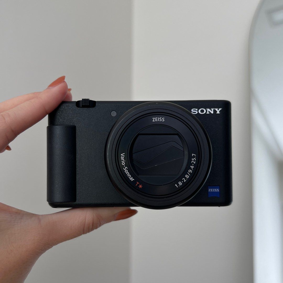 Sony ZV1 Full Set with extra batteries Vlogging / Point & Shoot Camera