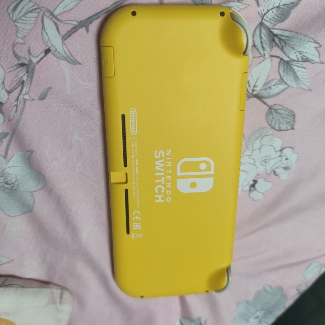 Switch lite （分類：Nintendo 任天堂）位於 Hong Kong。 由 a94076104 提交（商品編號 1236769207，圖片 2）。簡介： 想換部oled玩固出 整體冇大瑕疵，使用正常 有貼膜，保護殼和收納包有女生鐘意嘅話可以免費送🥰 可議價 卡帶有《逆轉裁判》，帶盒，連機嘅話可以140一起帶走🥰，單售170。