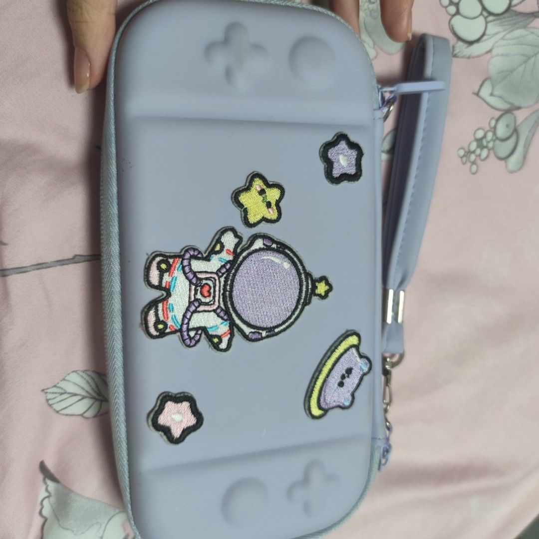 Switch lite （分類：Nintendo 任天堂）位於 Hong Kong。 由 a94076104 提交（商品編號 1236769207，圖片 3）。簡介： 想換部oled玩固出 整體冇大瑕疵，使用正常 有貼膜，保護殼和收納包有女生鐘意嘅話可以免費送🥰 可議價 卡帶有《逆轉裁判》，帶盒，連機嘅話可以140一起帶走🥰，單售170。