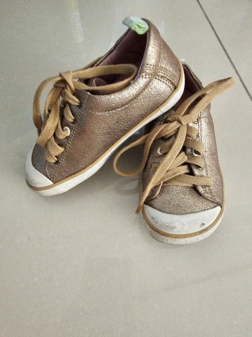 Tip joey toey gold canvas shoes