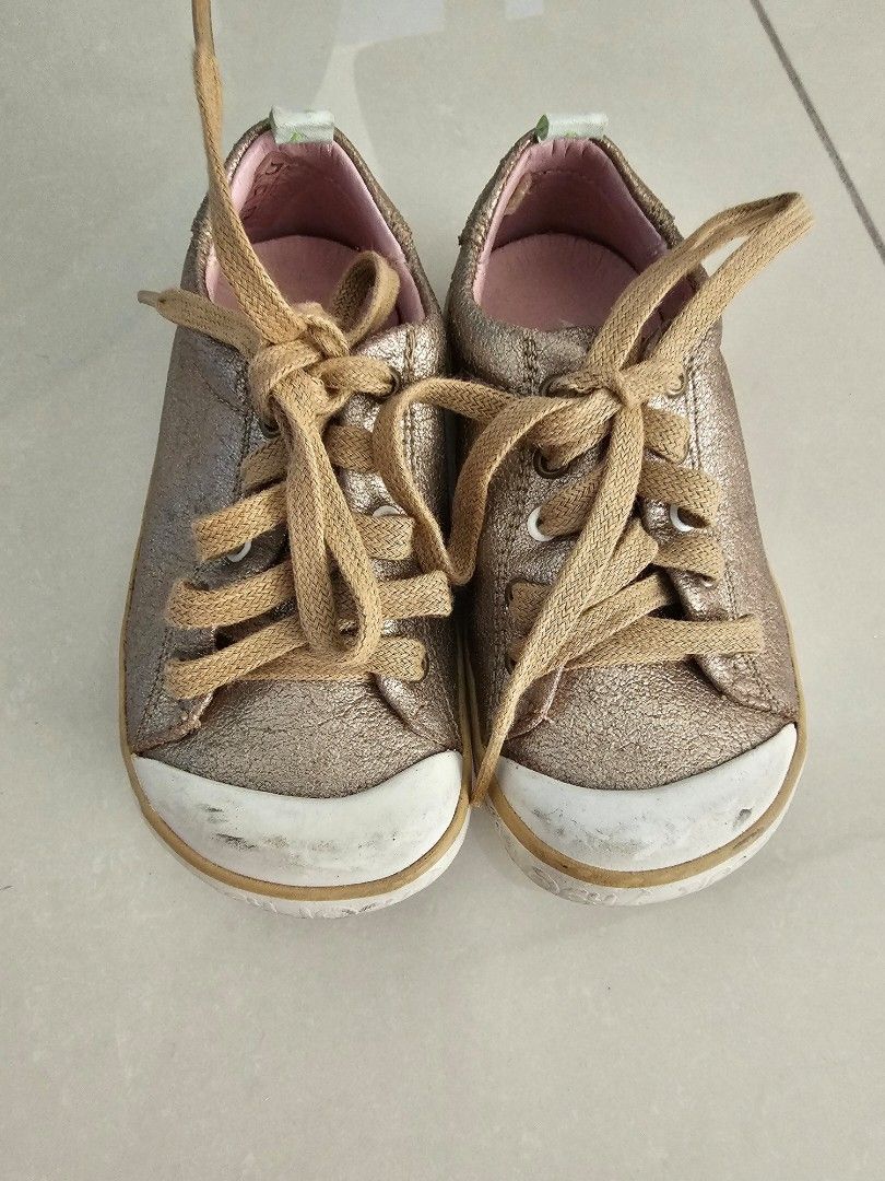 Tip joey toey gold canvas shoes