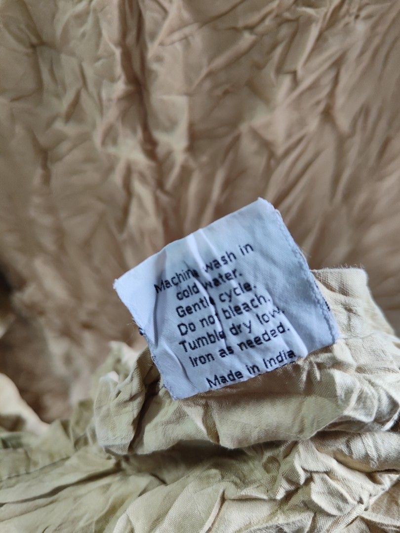 US bedsheet kingsize beige invisible lines - hotel quality (Category: Bedding & Towels) located in Manila. Submitted by anyushka (Listing ID 1236607693, Image 1). Description: beige.