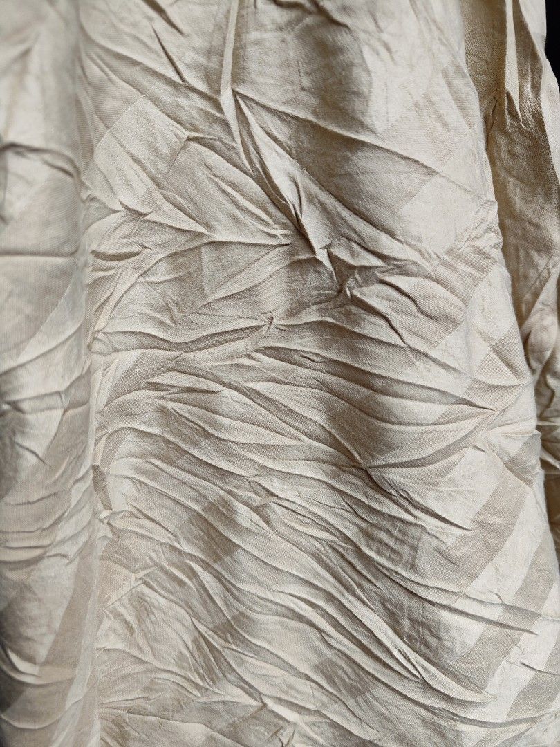 US bedsheet kingsize beige invisible lines - hotel quality (Category: Bedding & Towels) located in Manila. Submitted by anyushka (Listing ID 1236607693, Image 3). Description: beige.