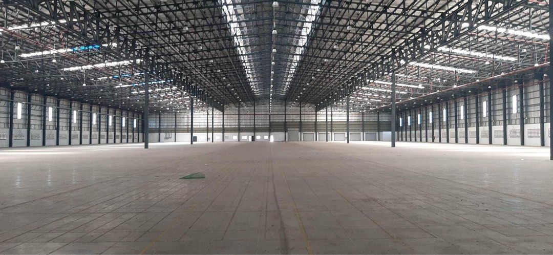 Warehouse in Calamba, Laguna For Lease (Category: Commercial) located in Manila. Submitted by ADB.Realtor (Listing ID 1236183604, Image 1). Description: FOR LEASE Warehouse in Calamba, Laguna. Covered floor area: 17,000 sqm Land Area: 2.3 hectares. Rental Rates: Covered: P300/sqm + VAT Open: P80/sqm + VAT Lease Terms: Minimum 5 yrs. 5% yearly escalation. 10 Loading Bays ( Front, Back ) Guard house ( Front, Back) Office Space High Ceiling 3 Months