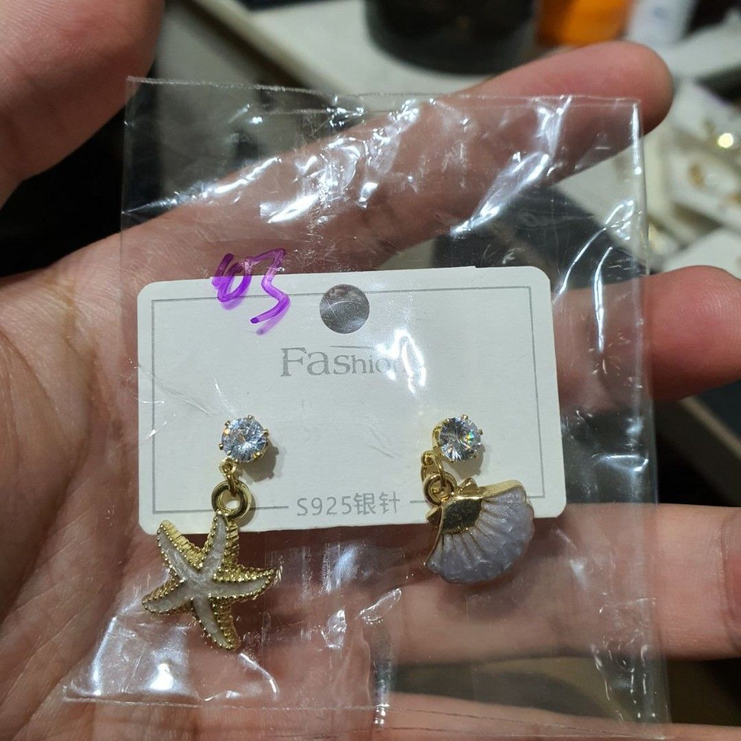 Gold earrings hot sale under 3000