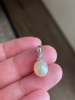 18k Single pearl pendant with diamonds
