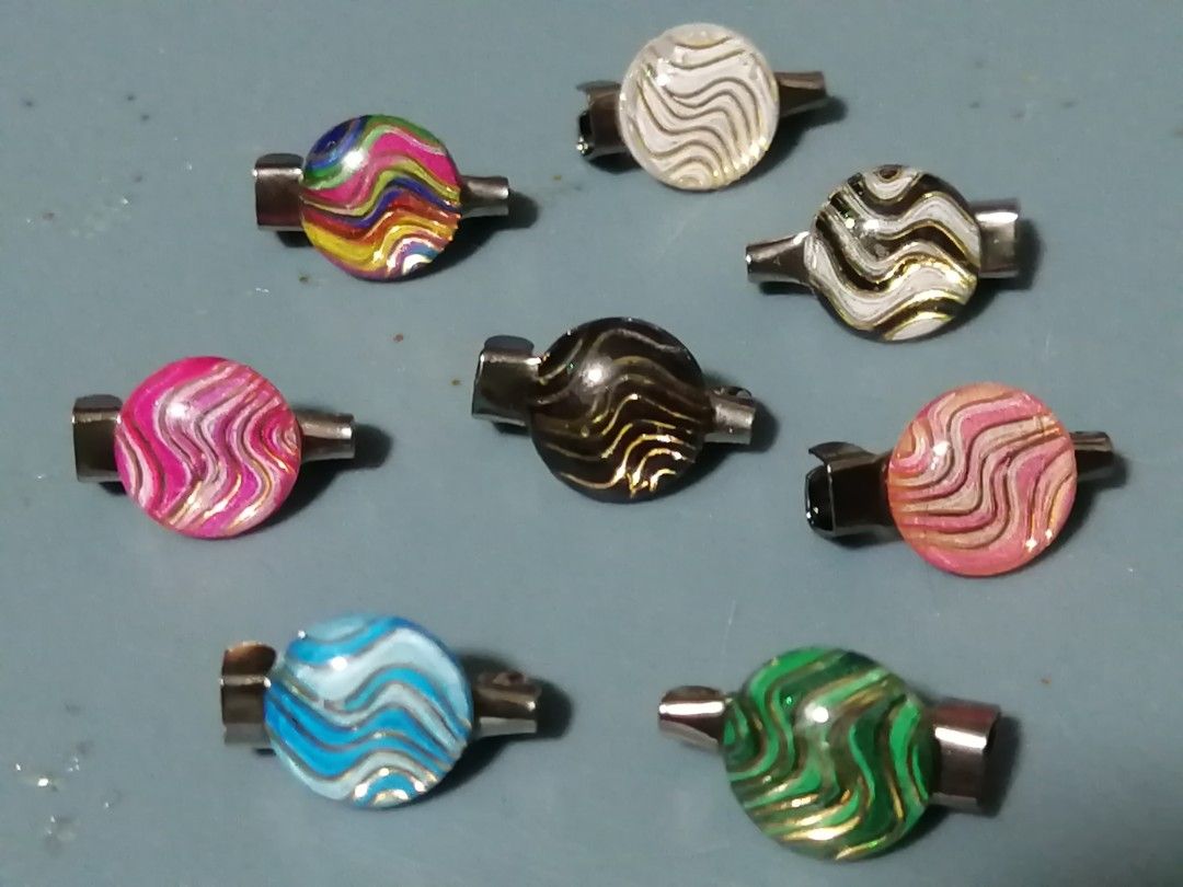 Mini brooch pins top