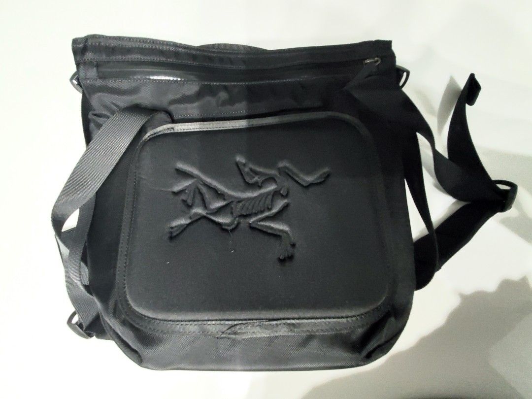 9成新24019-BLK ARCTERYX ARRO 8 Shoulder bag, 名牌, 手袋及銀包