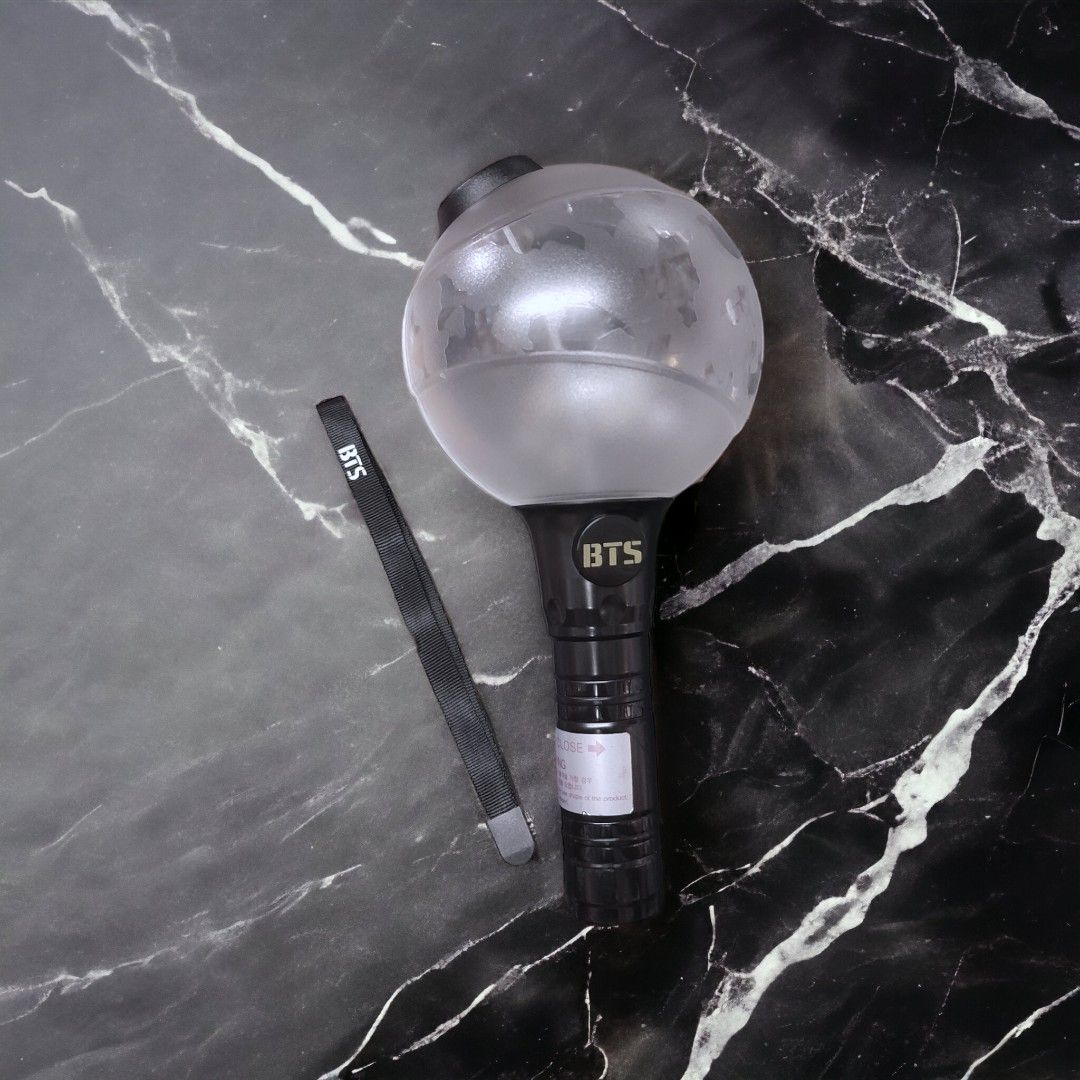 BTS ARMY BOMB VERSION 1 (MISSING FUSE), Hobbies & Toys, Memorabilia