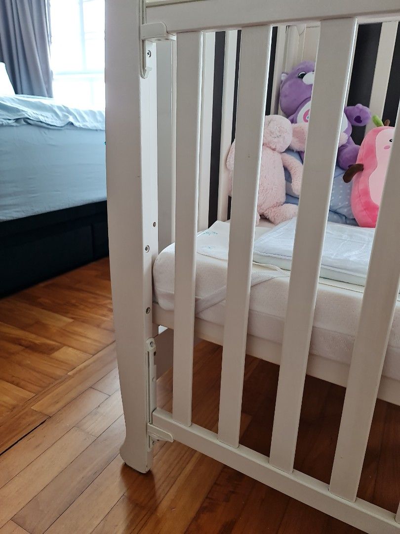 Convertible baby cot, adjustable height level and interchangable to