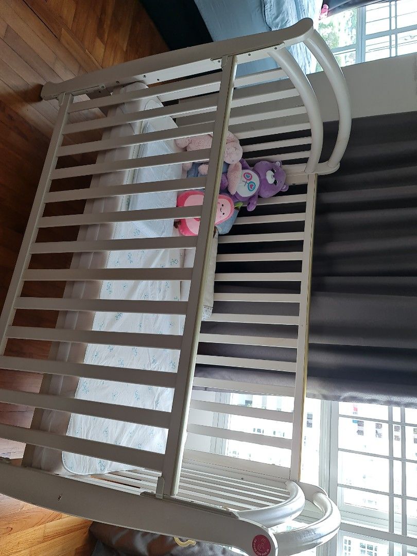 Convertible baby cot, adjustable height level and interchangable to