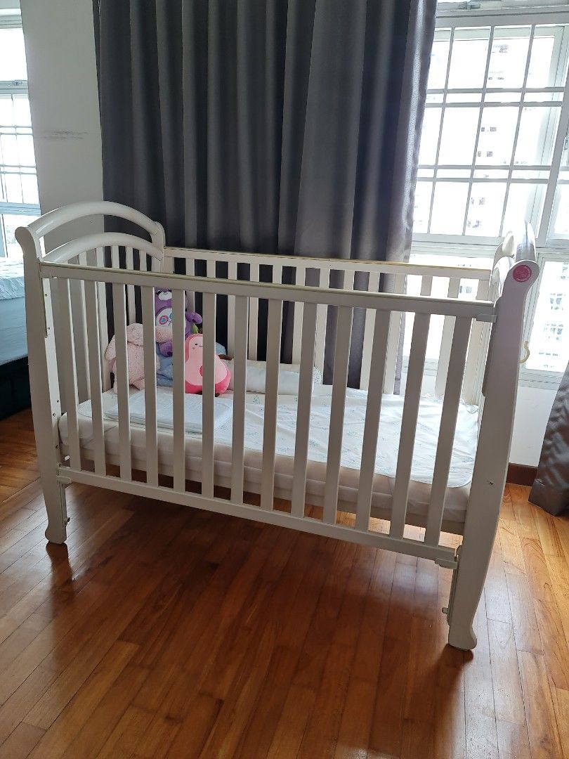 Convertible baby cot, adjustable height level and interchangable to