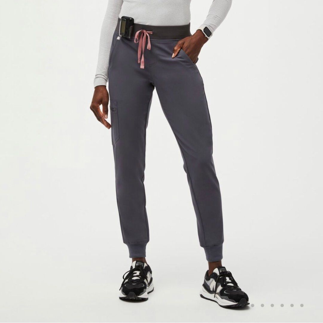 FIGS Scrubs XS Zamora Jogger Pants in Charcoal, Women's Fashion, Bottoms,  Other Bottoms on Carousell