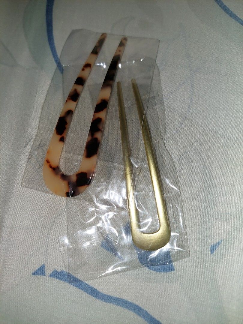 Hair Pin (Category: Hair Accessories) located in San Juan City. Submitted by _rian (Listing ID 1236948113, Image 1). Description: 80 pesos for 2 hair pins.