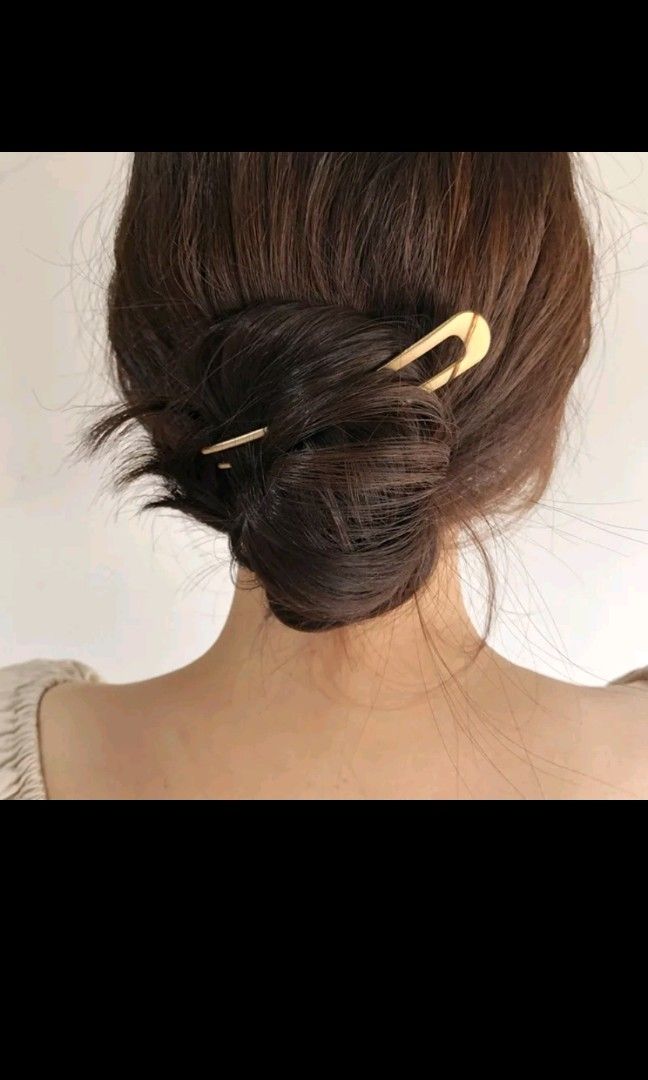 Hair Pin (Category: Hair Accessories) located in San Juan City. Submitted by _rian (Listing ID 1236948113, Image 2). Description: 80 pesos for 2 hair pins.