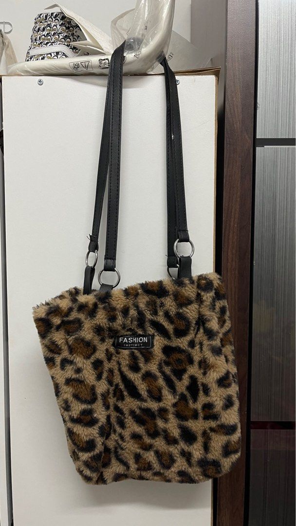 Handbag Leopard Pattern (Category: Shoulder Bags) located in Kuala Lumpur. Submitted by aisy4h (Listing ID 1236965921, Image 2). Description: Good condition.