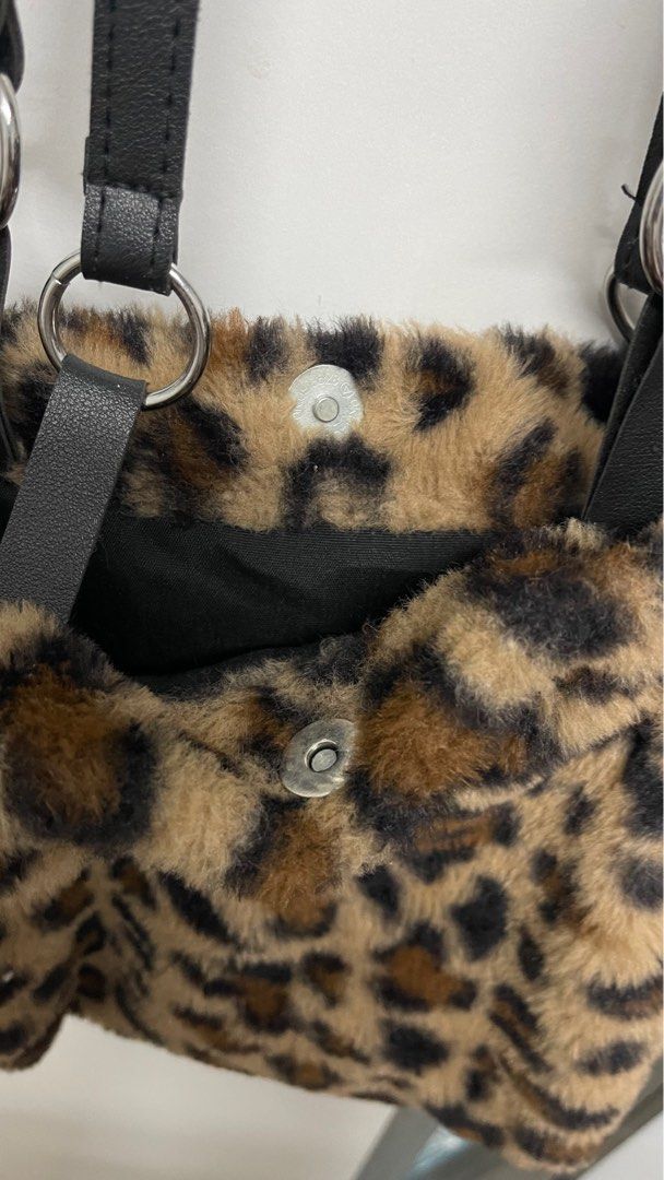 Handbag Leopard Pattern (Category: Shoulder Bags) located in Kuala Lumpur. Submitted by aisy4h (Listing ID 1236965921, Image 3). Description: Good condition.