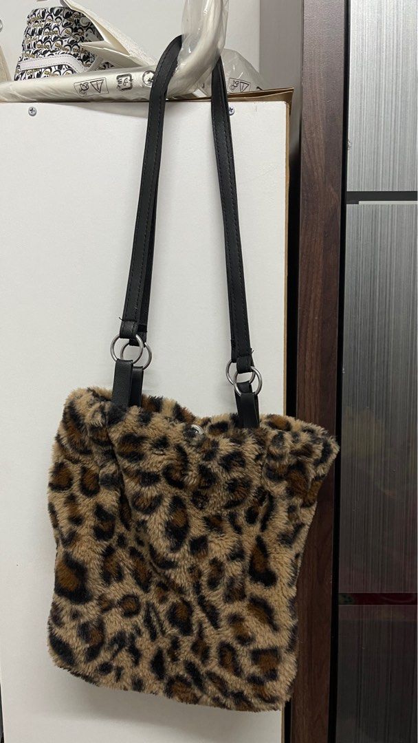Handbag Leopard Pattern (Category: Shoulder Bags) located in Kuala Lumpur. Submitted by aisy4h (Listing ID 1236965921, Image 1). Description: Good condition.