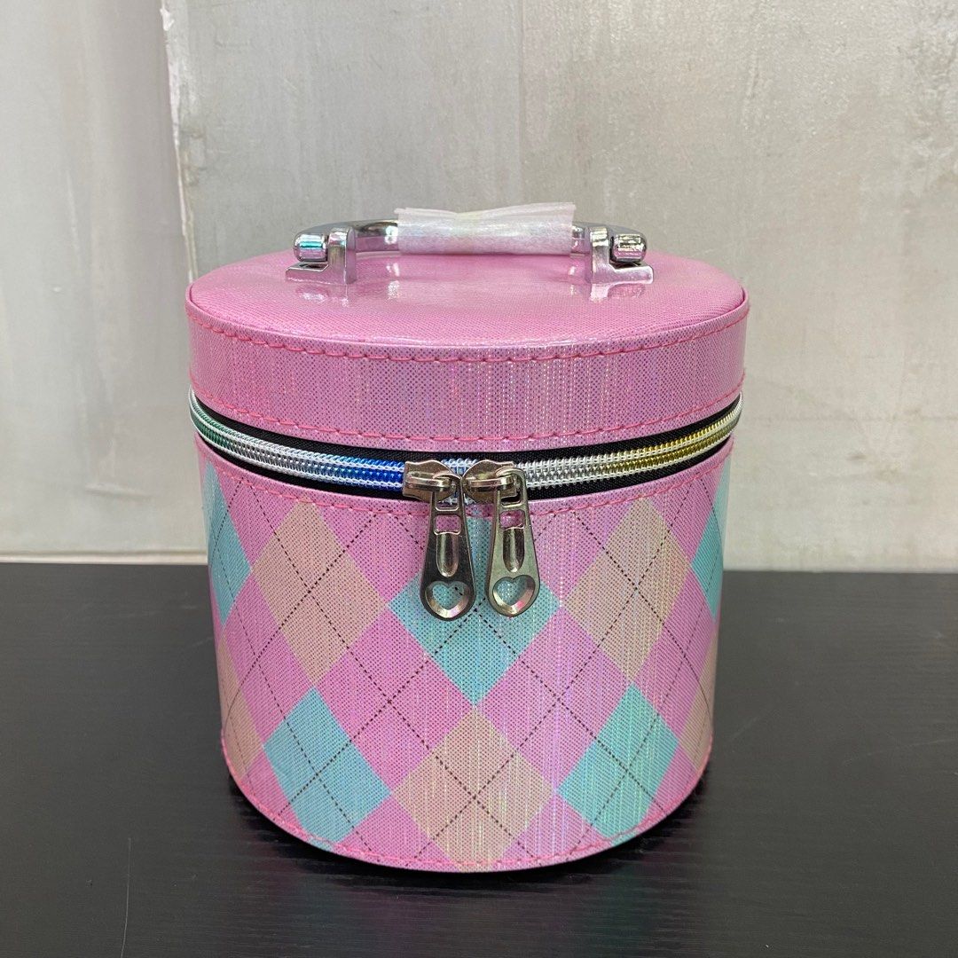 Make Up Box (Oval Pink) Small 87693430 (Category: Makeup) located in Paranaque City. Submitted by gladkingphilippines (Listing ID 1236916739, Image 1). Description: .