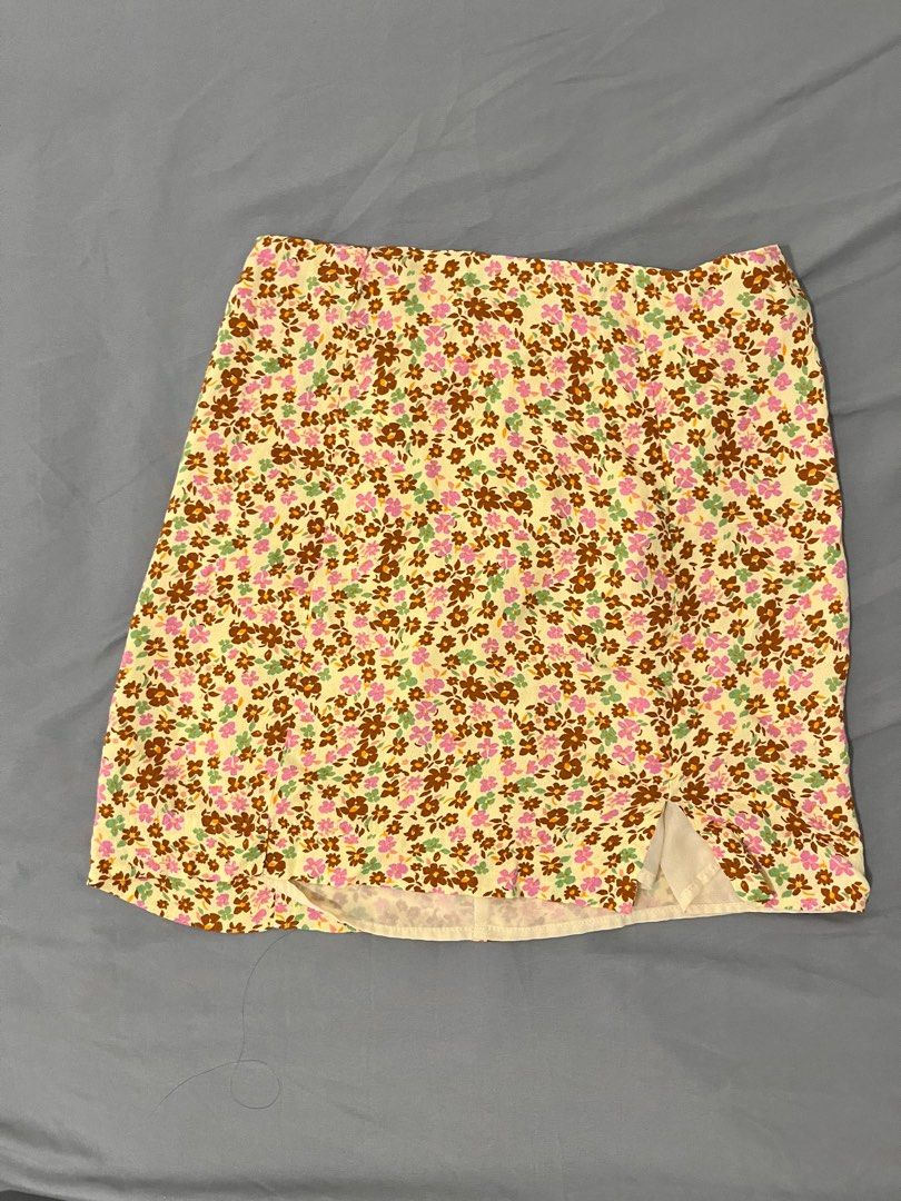 Mango - Lucy Floral Print Mini Skirt (Category: Skirts) located in Quezon City. Submitted by baroquebeach (Listing ID 1236898145, Image 2). Description: - used once, washed twice.