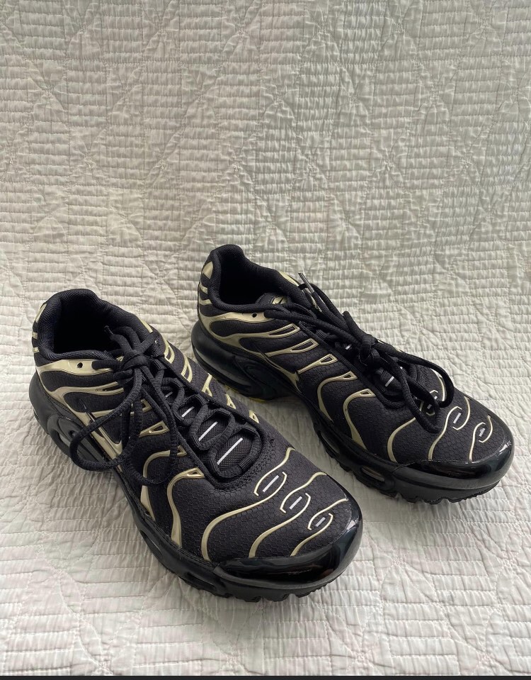 Nike air max plus black deals gold