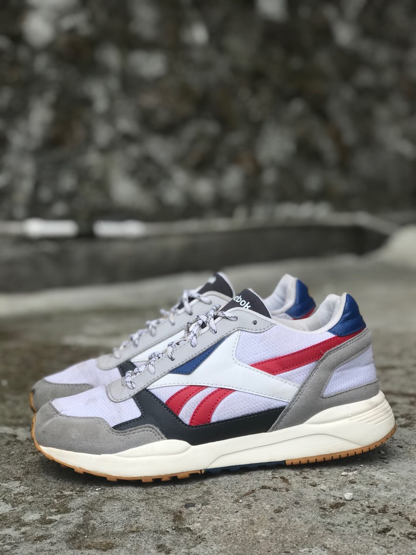 Reebok royal bridge wanna one shop