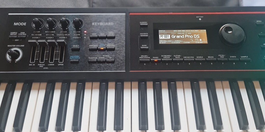Roland Juno DS61 Synthesizer, latest model, Hobbies & Toys, Music