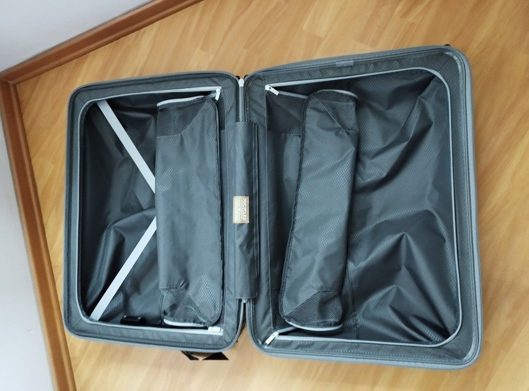 Samsonite 69cm luggage with weighing scale, Hobbies & Toys, Travel