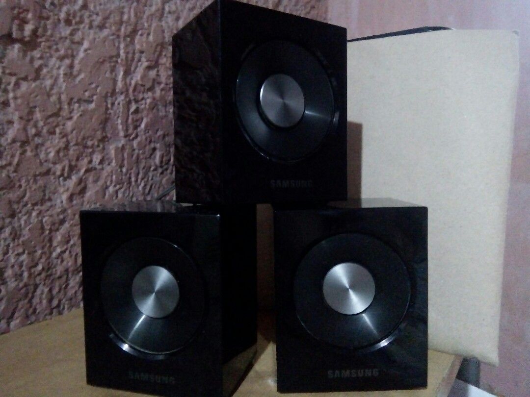 Samsung Satellite Speakers 3 pieces Audio Soundbars Speakers