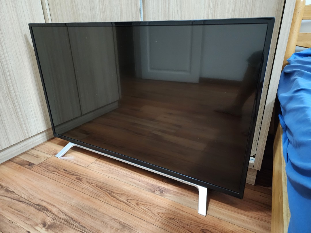 Toshiba TV ( screen not working, The screen has lines, no crack. only