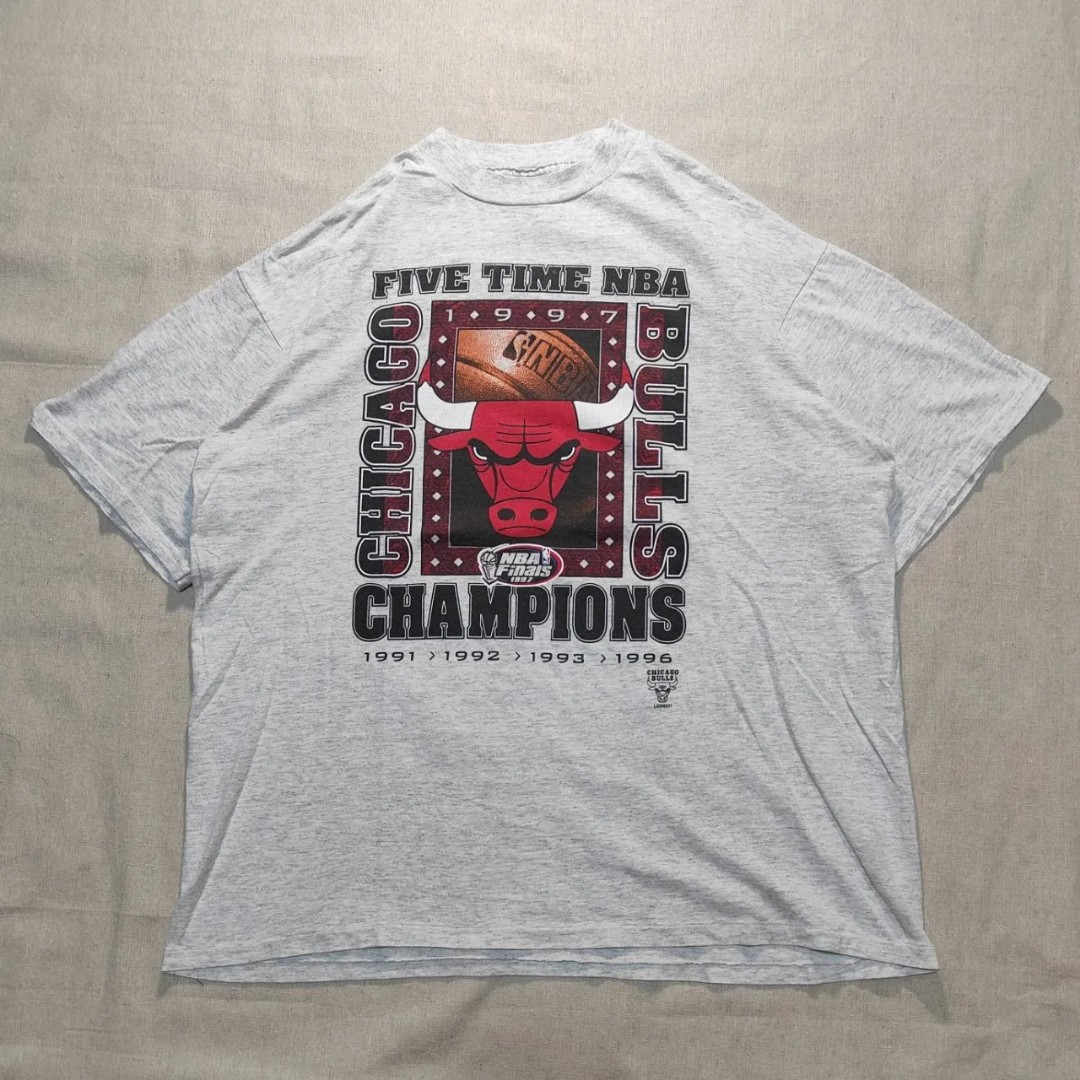Vintage 1996 Chicago Bulls NBA Champions Grey Graphic T-Shirt