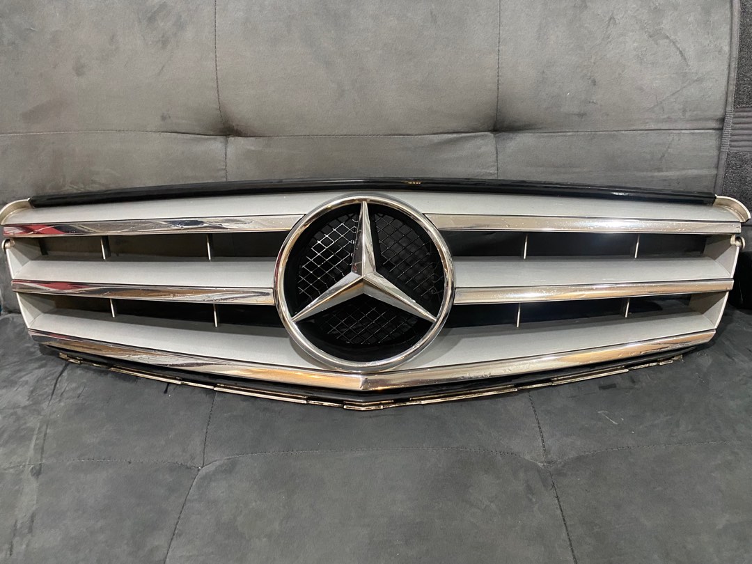 Original W204 grill with emblem, Auto Accessories on Carousell