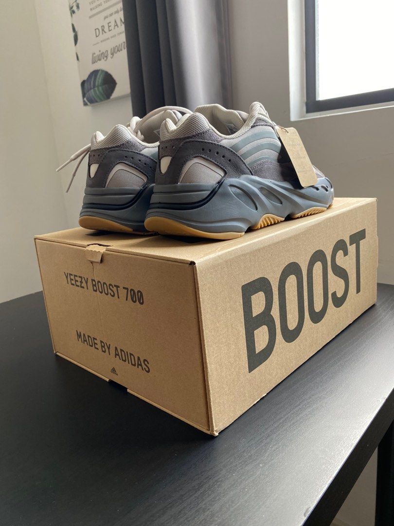 Yeezy box cheap 700