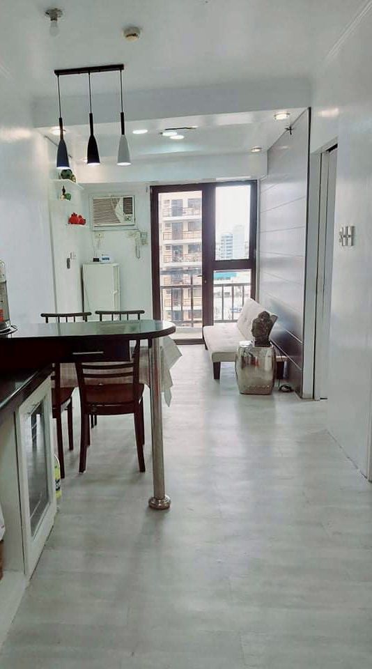 2 BR with Balcony in Cubao (Category: Apartments & Condos) located in Cainta. Submitted by jaredchua (Listing ID 1237004658, Image 3). Description: Spacious corner unit facing pool. 2 BR with balcony. Big bathroom. .