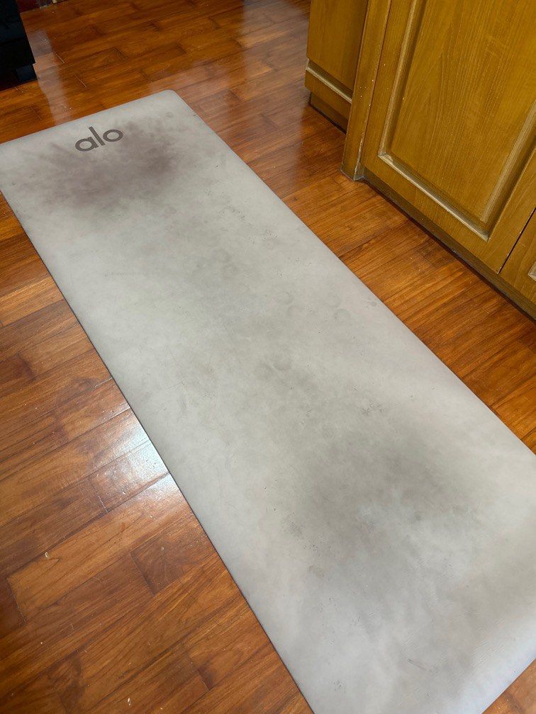 Alo Yoga Mat Preloved - Smoky Quartz, Olah Raga, Perlengkapan Olahraga  Lainnya di Carousell