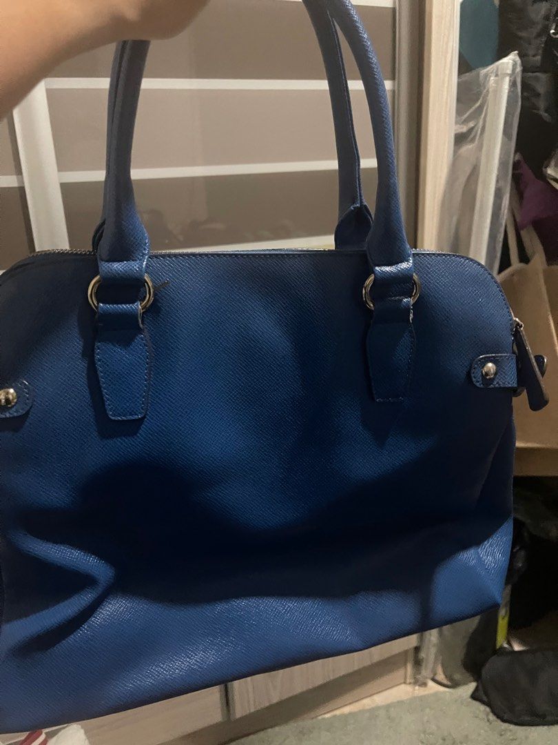 💯Authentic Anne Klein 2way (Category: Luxury Bags & Wallets) located in Cavite. Submitted by mcbfave (Listing ID 1237129060, Image 3). Description: sf c/o biuyer P80 sf size: 14"W x 11"H c 5"Base with sling strap flaw shown on lastb pic.