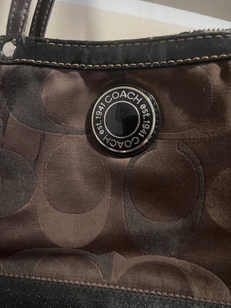 💯Authentic Coach Shoulder Bag (Project Bag) (Category: Luxury Bags & Wallets) located in Cavite. Submitted by mcbfave (Listing ID 1237048023, Image 2). Description: with flaws shown on pics (need to repair button handle) sf c/o buyer size: 13"W x 9"H x4"Base.
