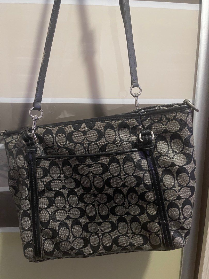 💯Authentic Coach Tote Bag (Category: Luxury Bags & Wallets) located in Cavite. Submitted by mcbfave (Listing ID 1237053296, Image 2). Description: sf c/o buyer need to replace shoulder strap size: 16"W x 11"H x 4"Base.