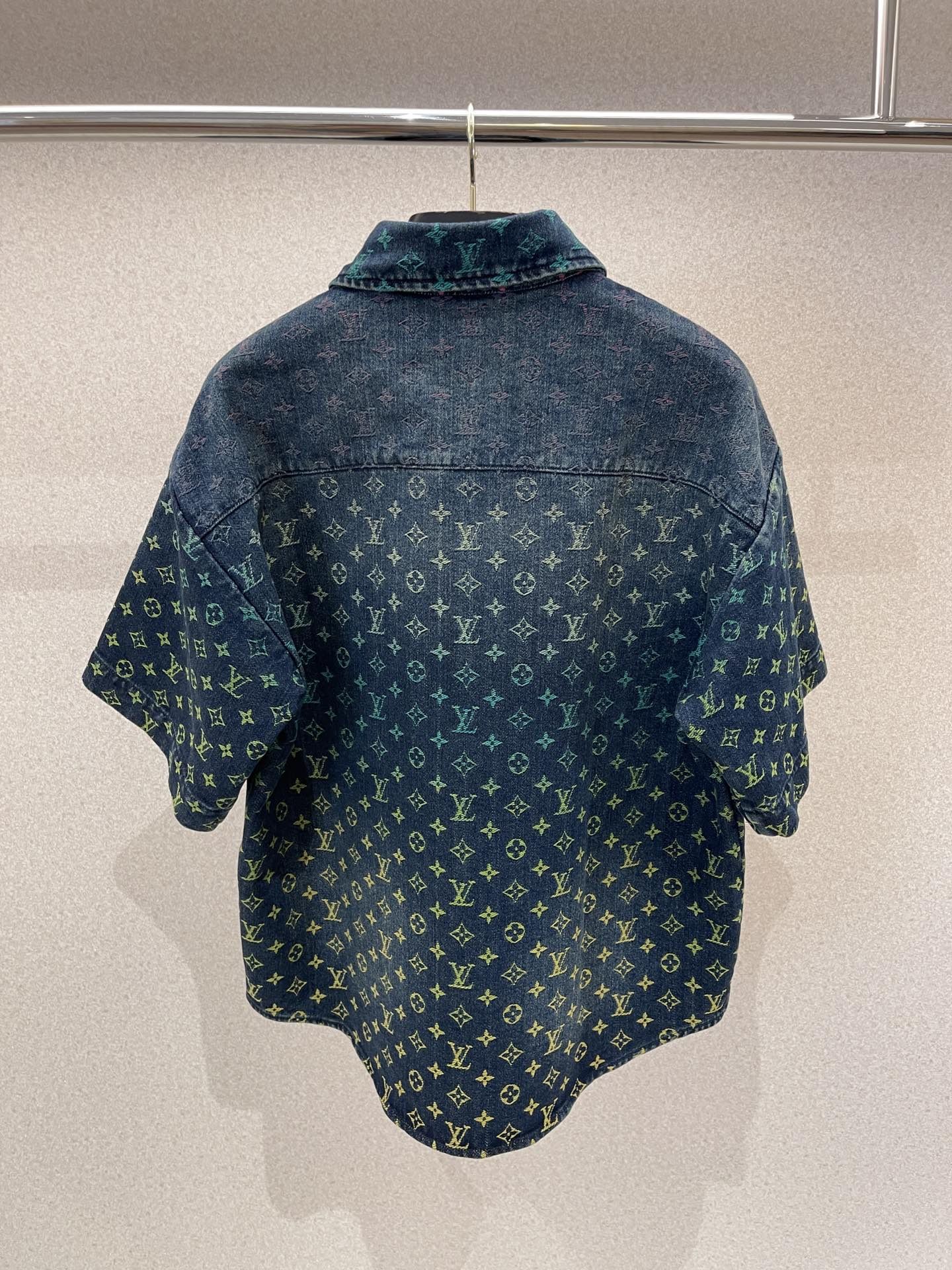 Louis Vuitton LV Damier Spread Long-Sleeved Shirt, Men's Fashion, Coats,  Jackets and Outerwear on Carousell