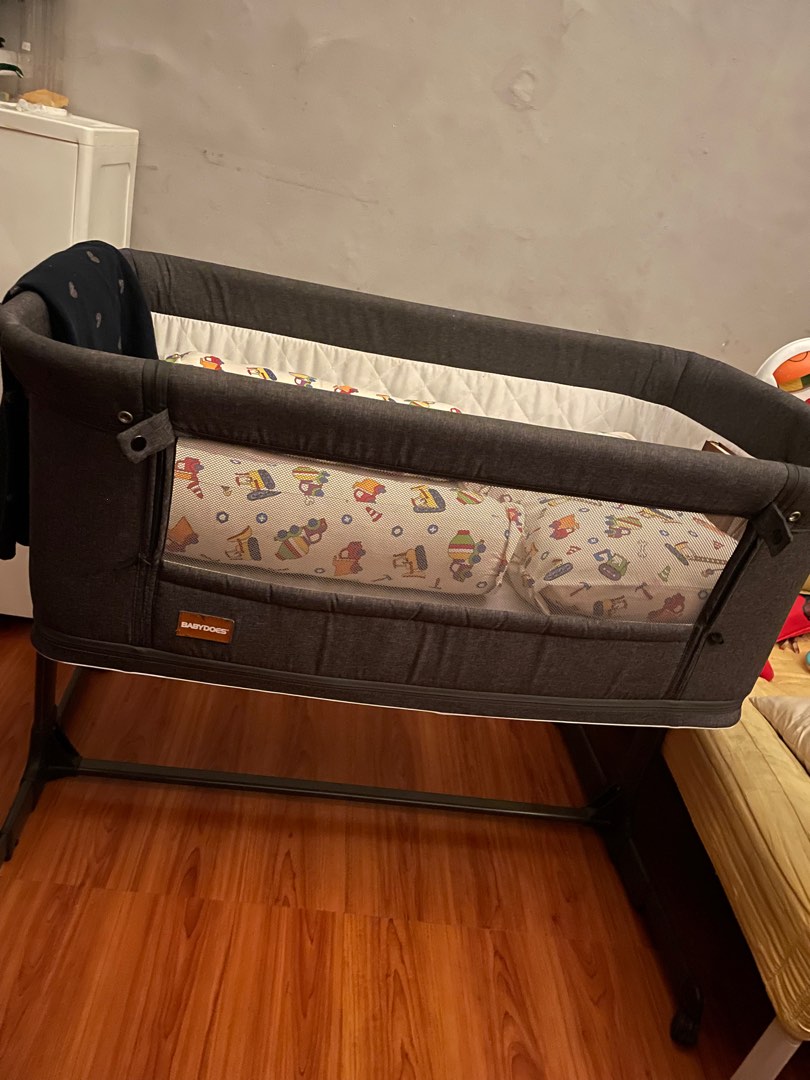 baby does next to me crib on Carousell