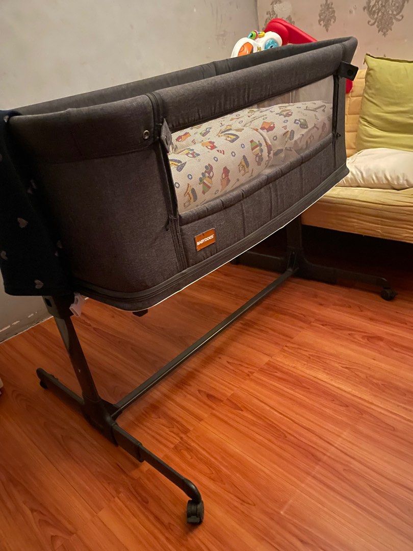 baby does next to me crib on Carousell