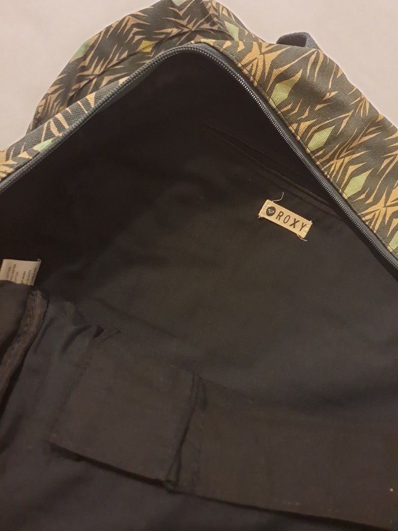 Backpack Roxy (Category: Backpacks) located in Singapore. Submitted by alex.aaa (Listing ID 1237080388, Image 3). Description: .