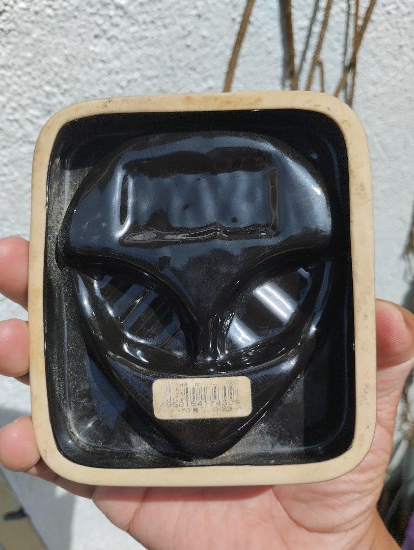 Beschwa Alien (Category: Accessory Holder, Box & Organizers) located in Nasipit. Submitted by lagiuminomtubig1 (Listing ID 1236981265, Image 2). Description: vintage 90's alien ash tray some scratches and rubs walang crack.