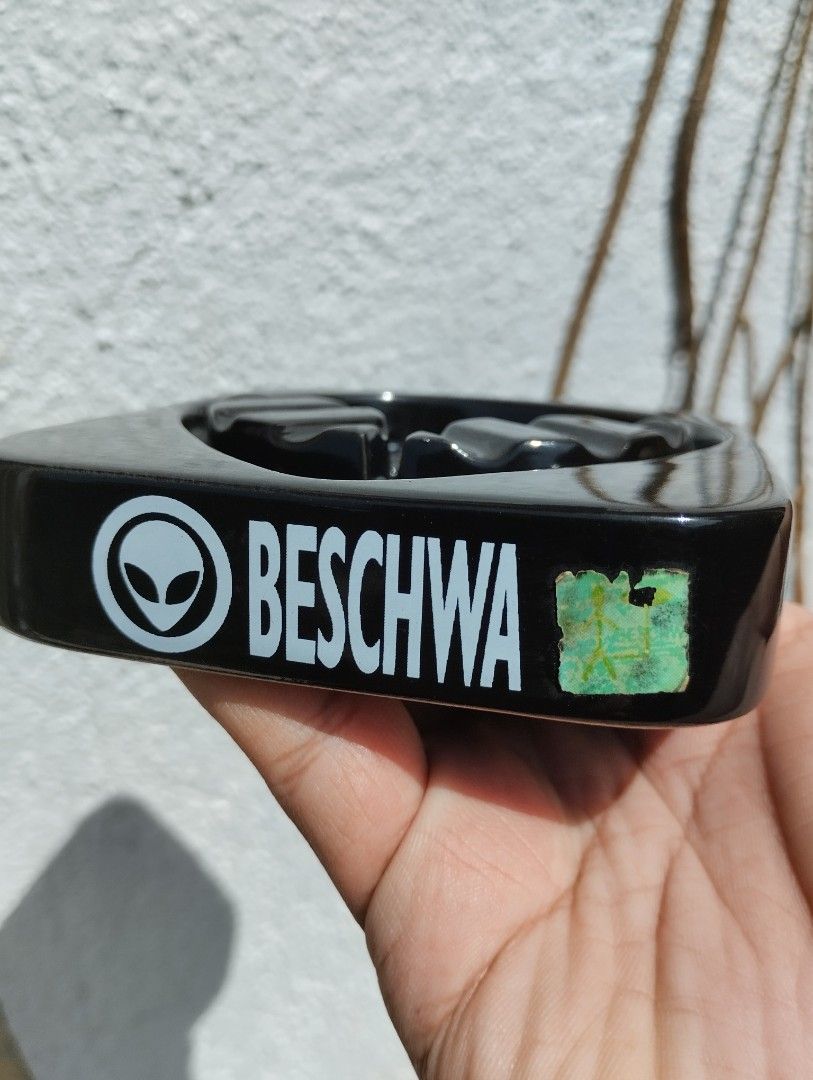Beschwa Alien (Category: Accessory Holder, Box & Organizers) located in Nasipit. Submitted by lagiuminomtubig1 (Listing ID 1236981265, Image 3). Description: vintage 90's alien ash tray some scratches and rubs walang crack.