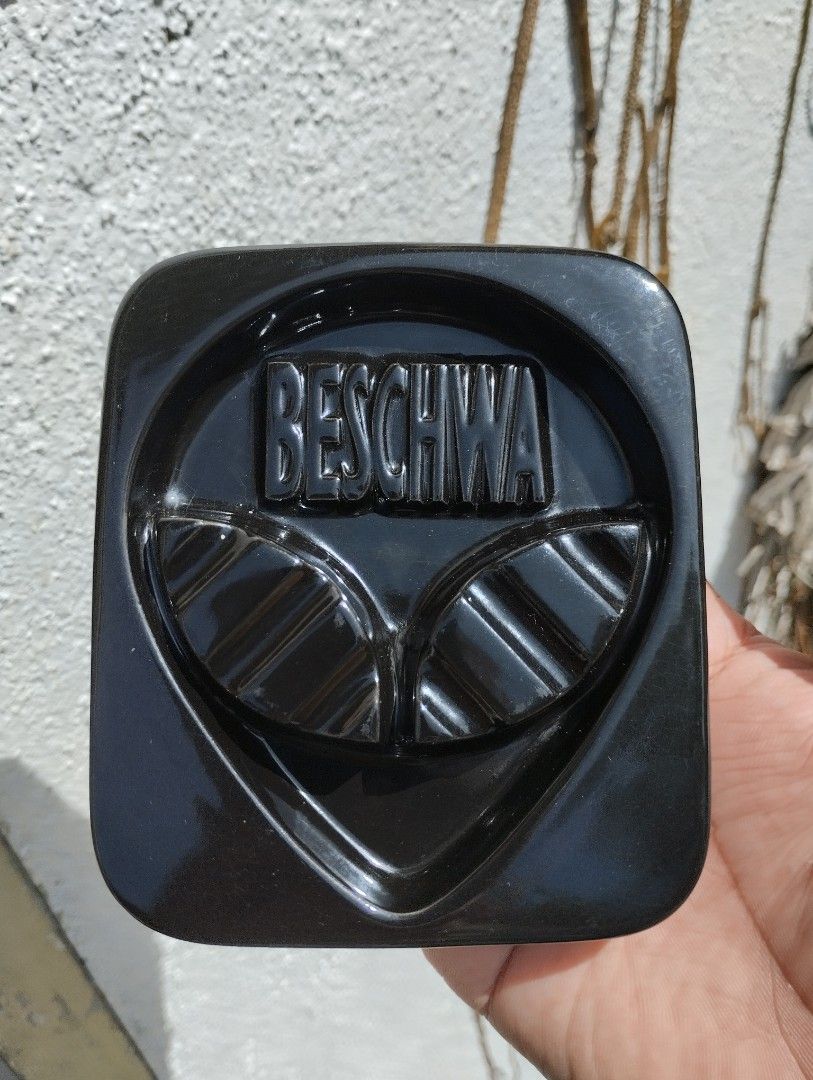 Beschwa Alien (Category: Accessory Holder, Box & Organizers) located in Nasipit. Submitted by lagiuminomtubig1 (Listing ID 1236981265, Image 1). Description: vintage 90's alien ash tray some scratches and rubs walang crack.