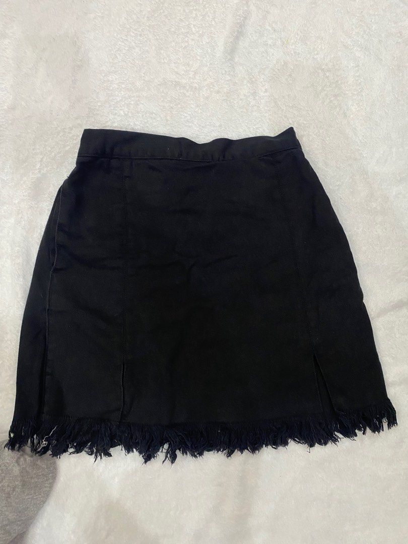 Black denim skirt (garterized back) (Category: Skirts) located in Navotas City. Submitted by uranium_235 (Listing ID 1237094328, Image 1). Description: Stretchy Denim black skirt Above the knee With 2 slits Waistline: 22-29 inches .