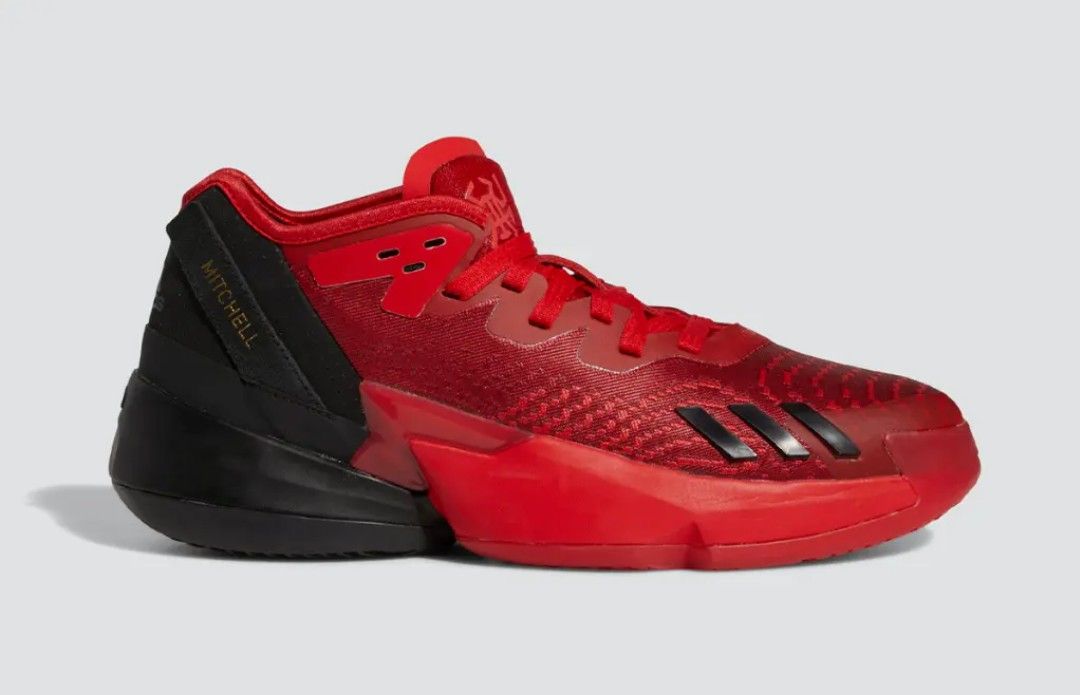 Red on sale basketball sneakers