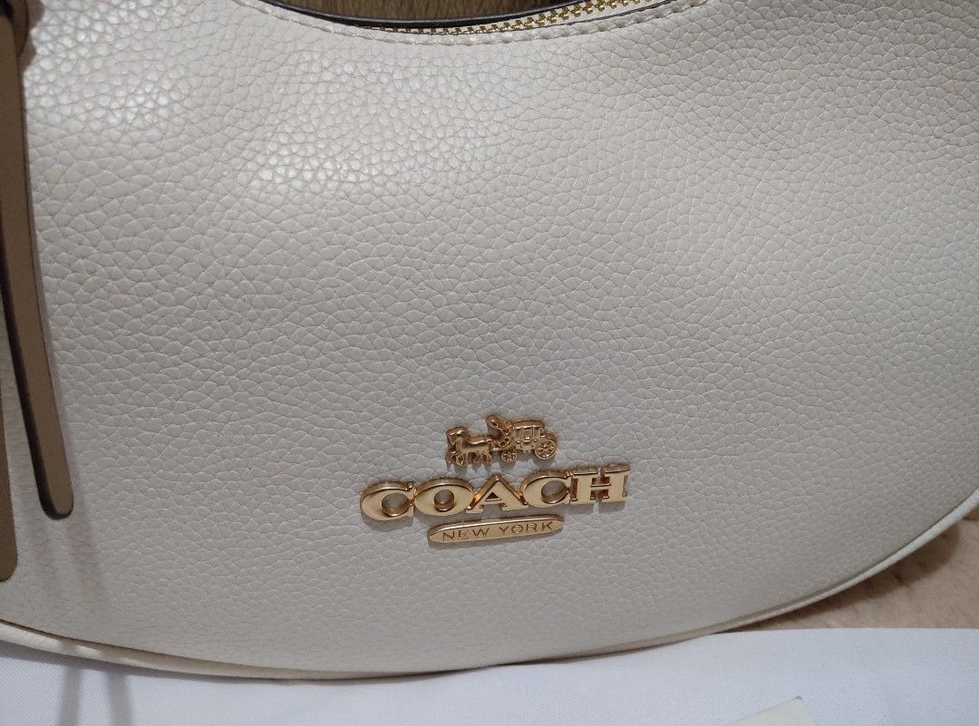 COACH BAILLEY (Category: Luxury Bags & Wallets) located in Quezon City. Submitted by geebags (Listing ID 1237081206, Image 2). Description: For declutter ❤️ COACH BAILLEY HOBO BAG ❤️ ✅WHITE PURE LEATHER ✅from COACH OUTLET ✅brand new condition, pwede ipang gift . NO ISSUE ✅ hardware all good, flawless body ✅with ORIG dust bag itself & care cards. see pics to appreciate.