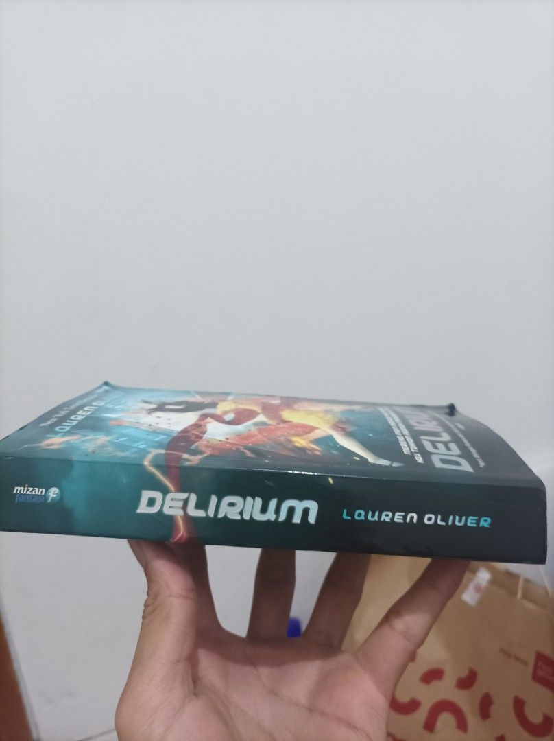 Delirium by Lauren oliver, Buku & Alat Tulis, Buku di Carousell